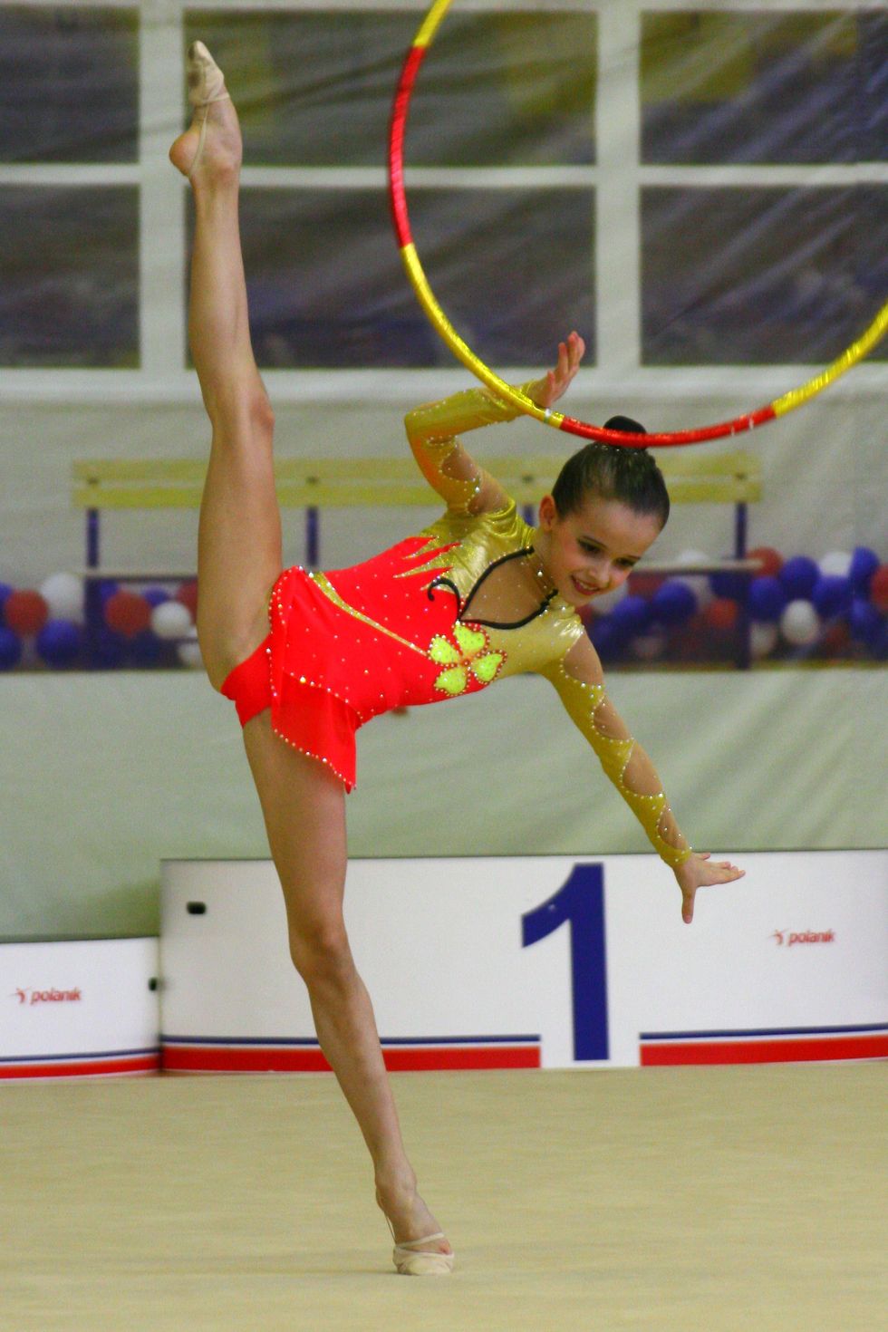 Maria Khoreva swings a hula hoop with her leg in du00e9veloppu00e9.